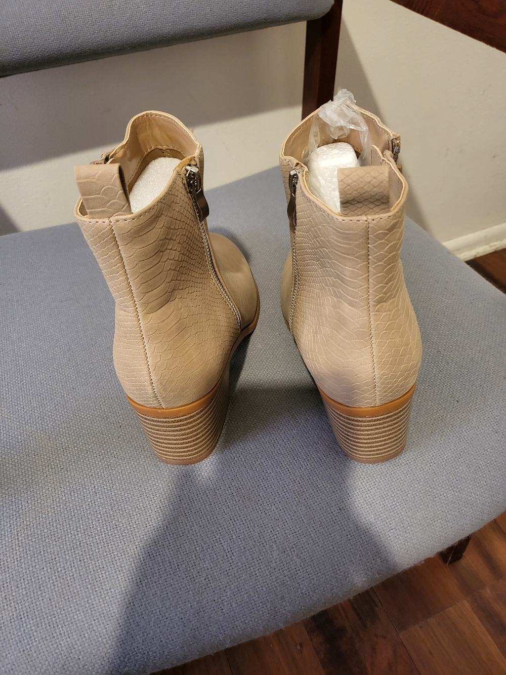 NWOT NO BRAND Beige Cream Ankle Booties with Block Heel - Picture 4 of 5